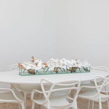 Cachepô de vidro Casa Moderna com Orquídeas Brancas