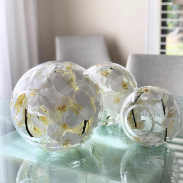 Vaso Crosswinds com orquídeas brancas