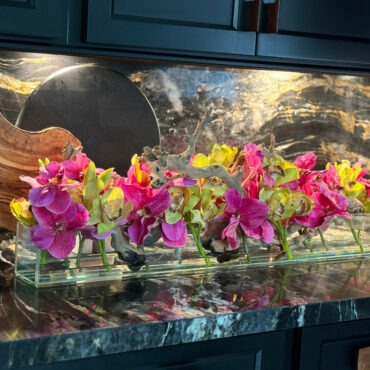 Vaso de Vidro Casa Moderna com Vandas Rosas e Cymbidiums Verdes