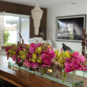 Vaso de Vidro Casa Moderna com Vandas Rosas e Cymbidiums Verdes