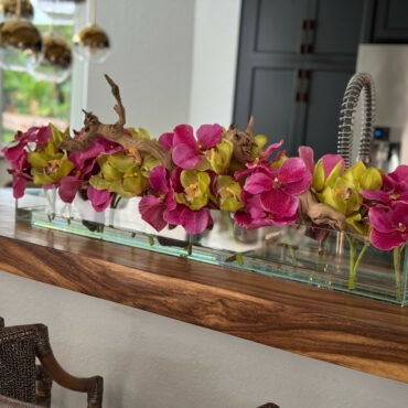 Vaso de Vidro Casa Moderna com Vandas Rosas e Cymbidiums Verdes