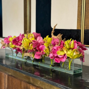 Vaso de Vidro Casa Moderna com Vandas Rosas e Cymbidiums Verdes