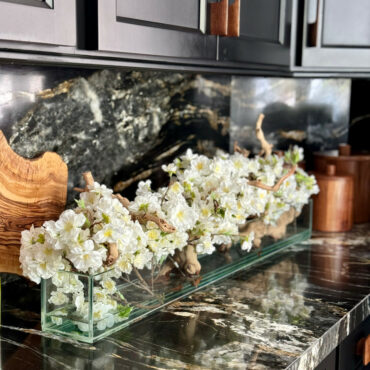 Vaso de Vidro Casa Moderna com Flores de Cerejeira