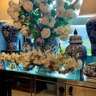 Vaso de Vidro Casa Moderna com Flores de Cerejeira