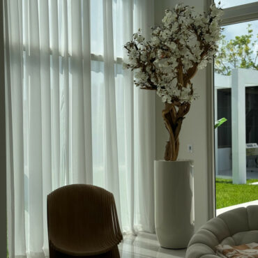 Vaso Eternity Grande com Bonsai Pendente e Driftwood