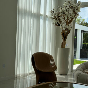 Vaso Eternity Grande com Bonsai Pendente e Driftwood