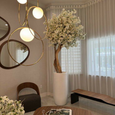 Cachepô St. Tropez Bege Fosco com Árvore de Flores de Cerejeira Branca Sob Medida