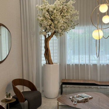 Cachepô St. Tropez Bege Fosco com Árvore de Flores de Cerejeira Branca Sob Medida