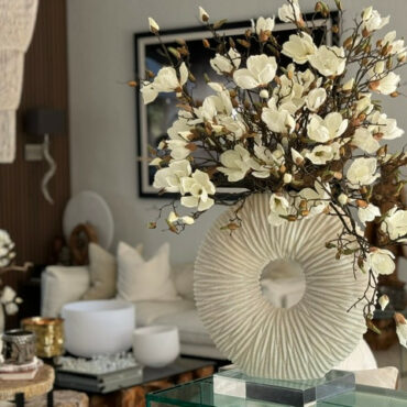 Vaso Eternity Grande com Magnólias e Driftwood