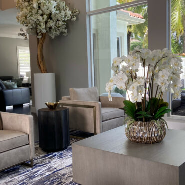 Cachepô St. Tropez Bege Fosco com Árvore de Flores de Cerejeira Branca Sob Medida