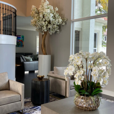 Cachepô St. Tropez Bege Fosco com Árvore de Flores de Cerejeira Branca Sob Medida