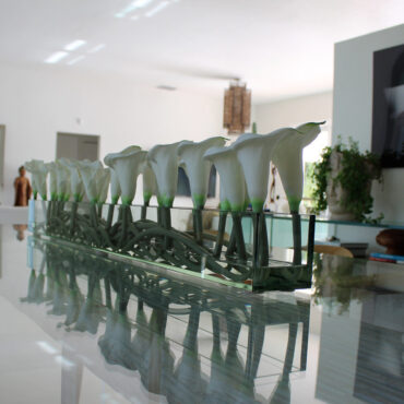 Cachepô de vidro Casa Moderna com Lírios-brancos (Calla)