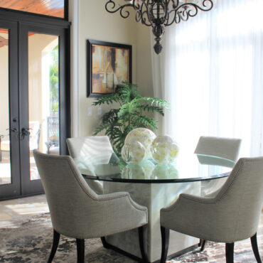 Vaso Crosswinds com orquídeas brancas