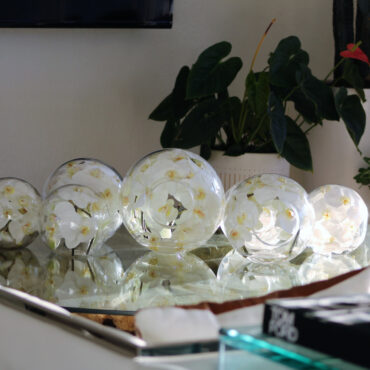 Vaso Crosswinds com orquídeas brancas