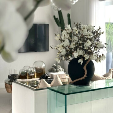 Vaso Konos Preto com Magnólias Brancas