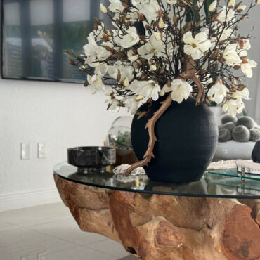 Vaso Konos Preto com Magnólias Brancas