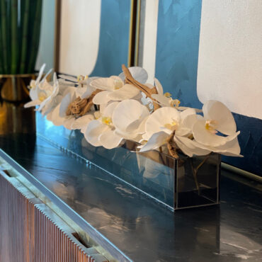 Cachepô de Vidro Preto Fumê Casa Moderna com Orquídeas Phalaenopsis Brancas