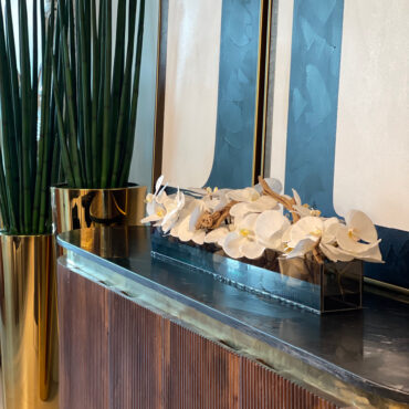 Cachepô de Vidro Preto Fumê Casa Moderna com Orquídeas Phalaenopsis Brancas