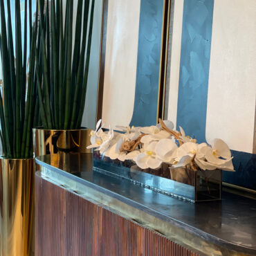 Cachepô de Vidro Preto Fumê Casa Moderna com Orquídeas Phalaenopsis Brancas