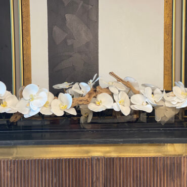 Cachepô de Vidro Preto Fumê Casa Moderna com Orquídeas Phalaenopsis Brancas