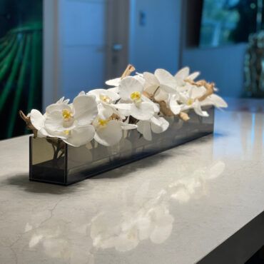 Cachepô de Vidro Preto Fumê Casa Moderna com Orquídeas Phalaenopsis Brancas