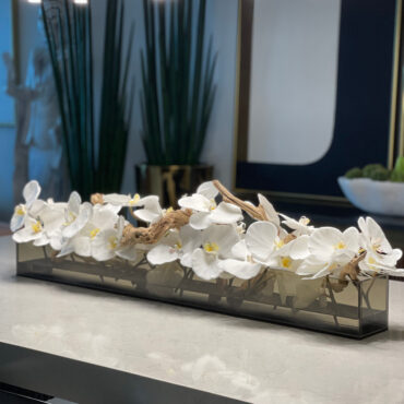 Cachepô de Vidro Preto Fumê Casa Moderna com Orquídeas Phalaenopsis Brancas