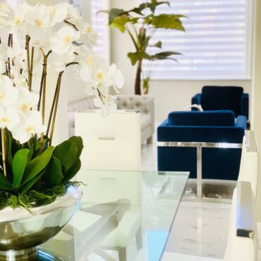 Tigela Avenue com Orquídeas Phalaenopsis Brancas