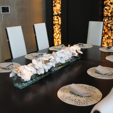 Cachepô de vidro Casa Moderna com Orquídeas Brancas