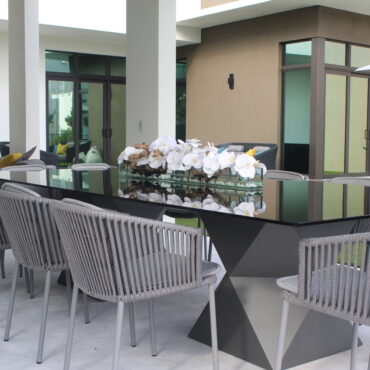 Cachepô de vidro Casa Moderna com Orquídeas Brancas