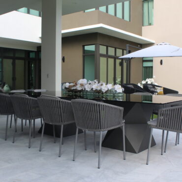 Cachepô de vidro Casa Moderna com Orquídeas Brancas