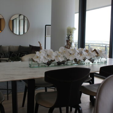 Cachepô de vidro Casa Moderna com Orquídeas Brancas