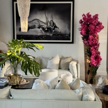 Vaso Grande de Teca Live Edge com Orquídeas Vanda Rosas