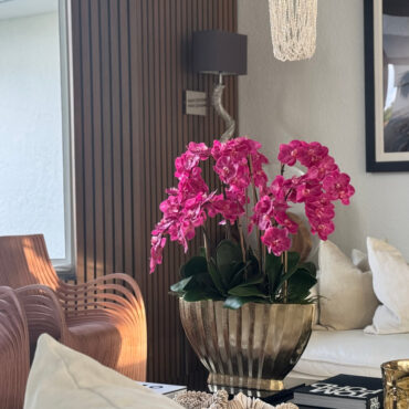 Vaso Vivien Dourado com Orquídeas Phalaenopsis Rosas