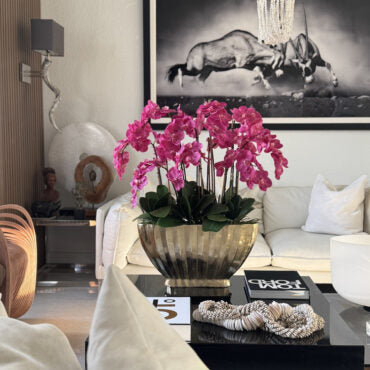 Vaso Vivien Dourado com Orquídeas Phalaenopsis Rosas