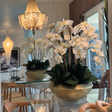 Vaso Blaze Bowl com Orquídeas Phalaenopsis Brancas