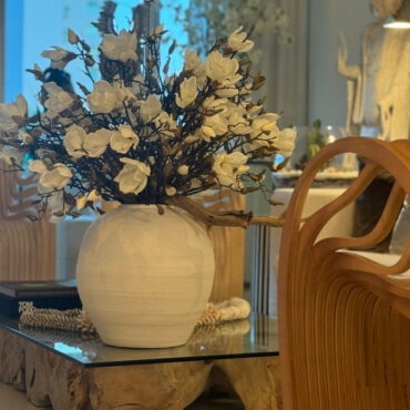 Vaso Konos com Magnólias Brancas