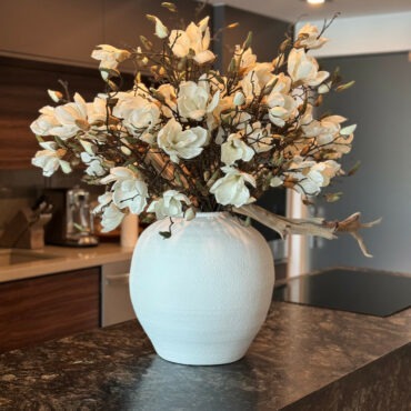 Vaso Konos com Magnólias Brancas