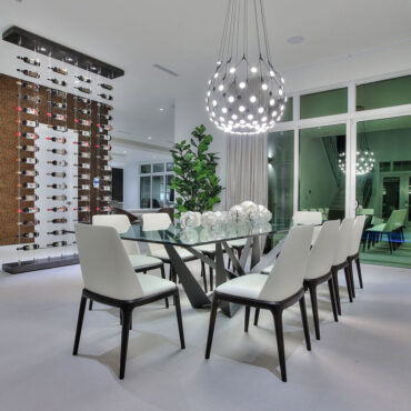 Vaso Crosswinds com orquídeas brancas