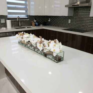 Cachepô de vidro Casa Moderna com Orquídeas Phalaenopsis Brancas