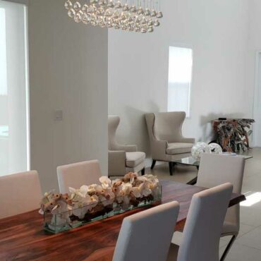 Cachepô de vidro Casa Moderna com Orquídeas Brancas