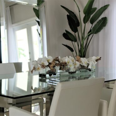 Cachepô de vidro Casa Moderna com Orquídeas Phalaenopsis Brancas