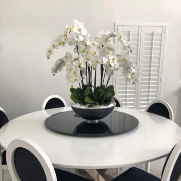 Tigela Avenue com Orquídeas Phalaenopsis Brancas