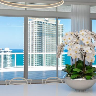 Tigela Avenue com Orquídeas Phalaenopsis Brancas