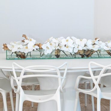 Cachepô de vidro Casa Moderna com Orquídeas Brancas