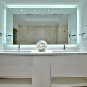 Vaso Crosswinds com orquídeas brancas