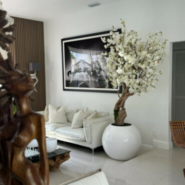 Globo Branco Brilhante com Árvore de Cerejeira Personalizada