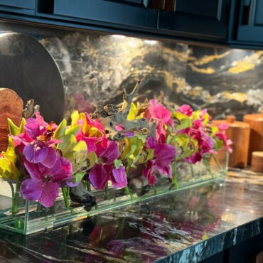 Vaso de Vidro Casa Moderna com Vandas Rosas e Cymbidiums Verdes