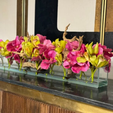 Vaso de Vidro Casa Moderna com Vandas Rosas e Cymbidiums Verdes