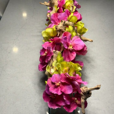 Vaso de Vidro Casa Moderna com Vandas Rosas e Cymbidiums Verdes