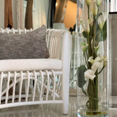 Cilindro Rota com Lírios-brancos (Calla) e Folhagens